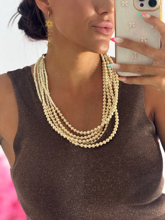 Collar beige bolitas